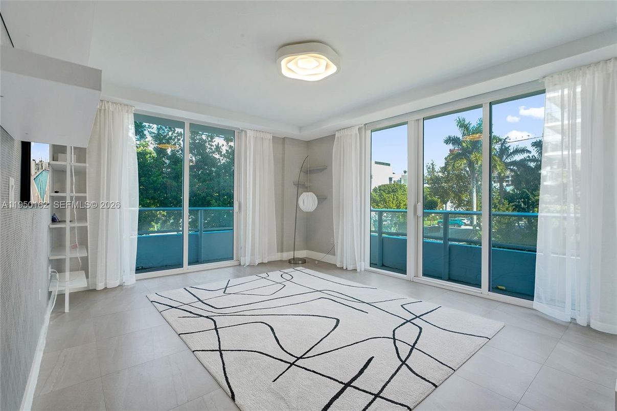 Empty room, Interior