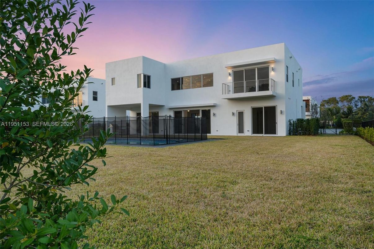 Backyard, Exterior, Facade, Pool, Modern