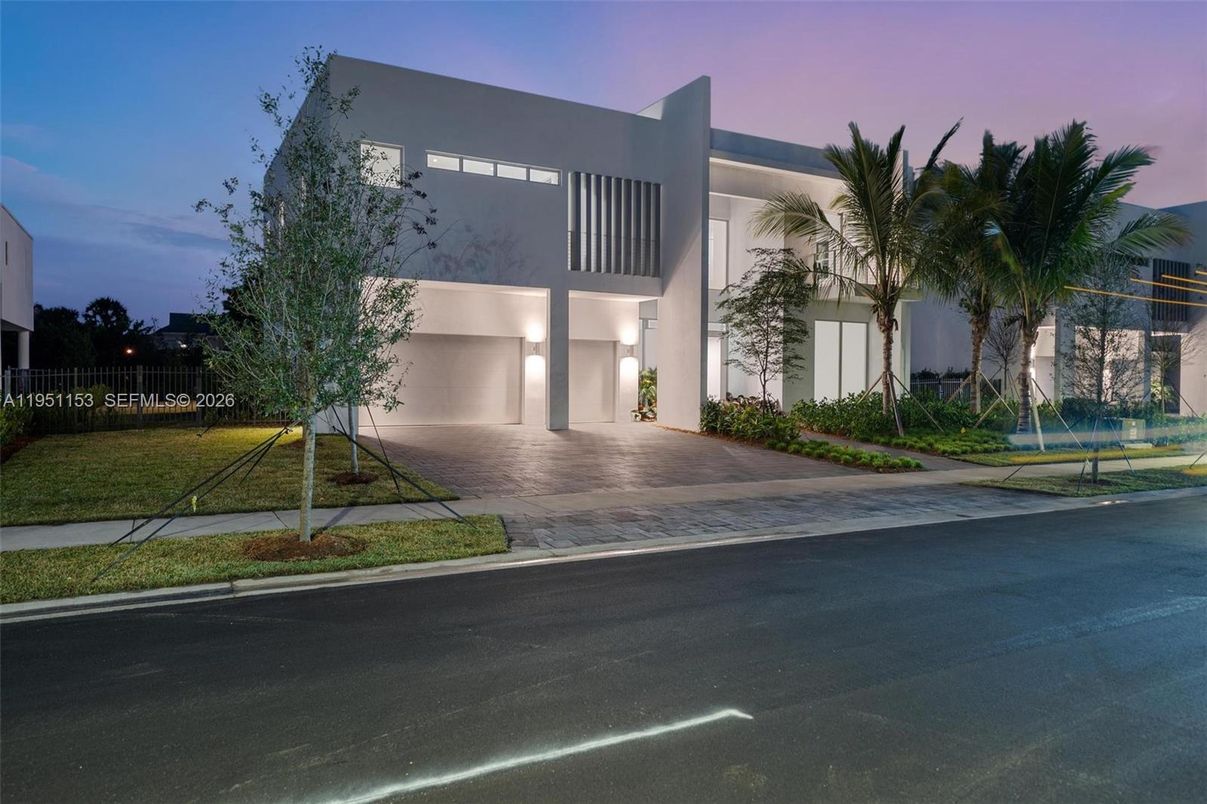 Attached, Exterior, Facade, Modern