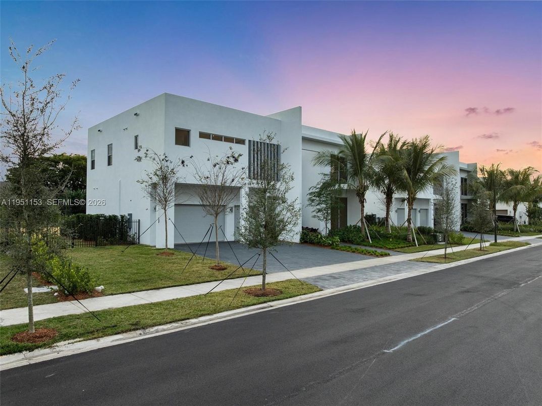 Attached, Exterior, Facade, Modern