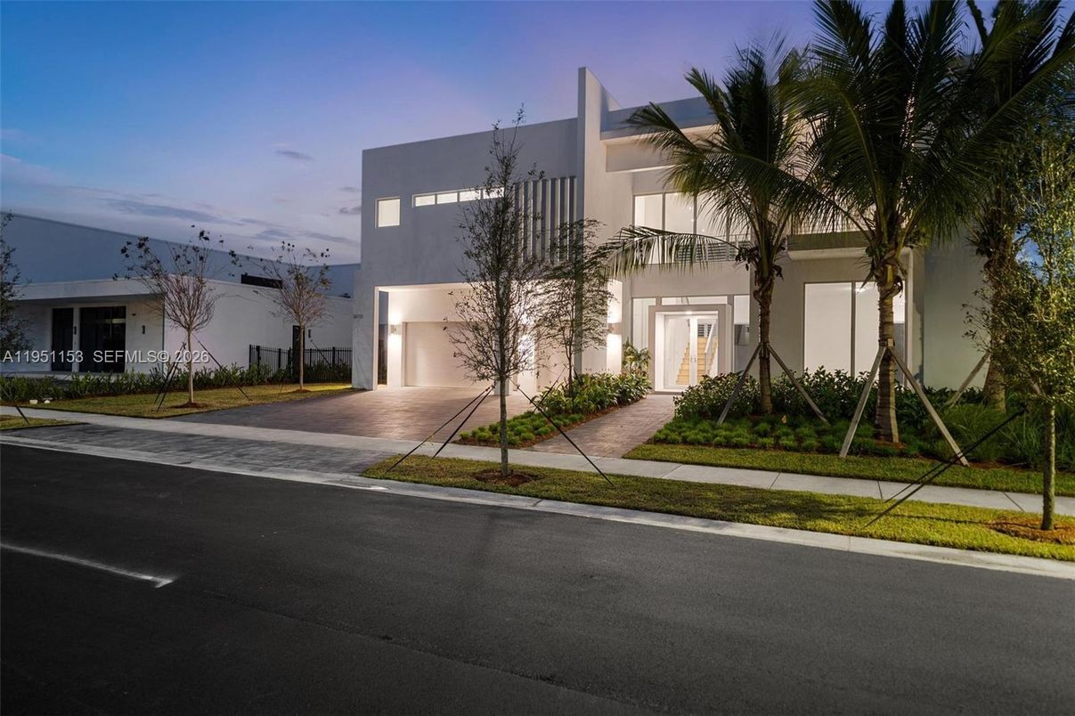 Attached, Exterior, Facade, Modern