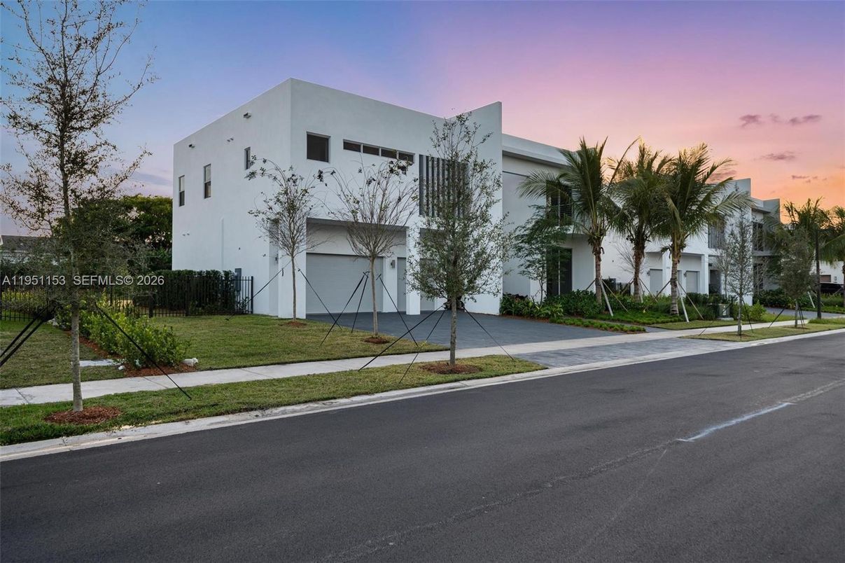 Attached, Exterior, Facade, Modern