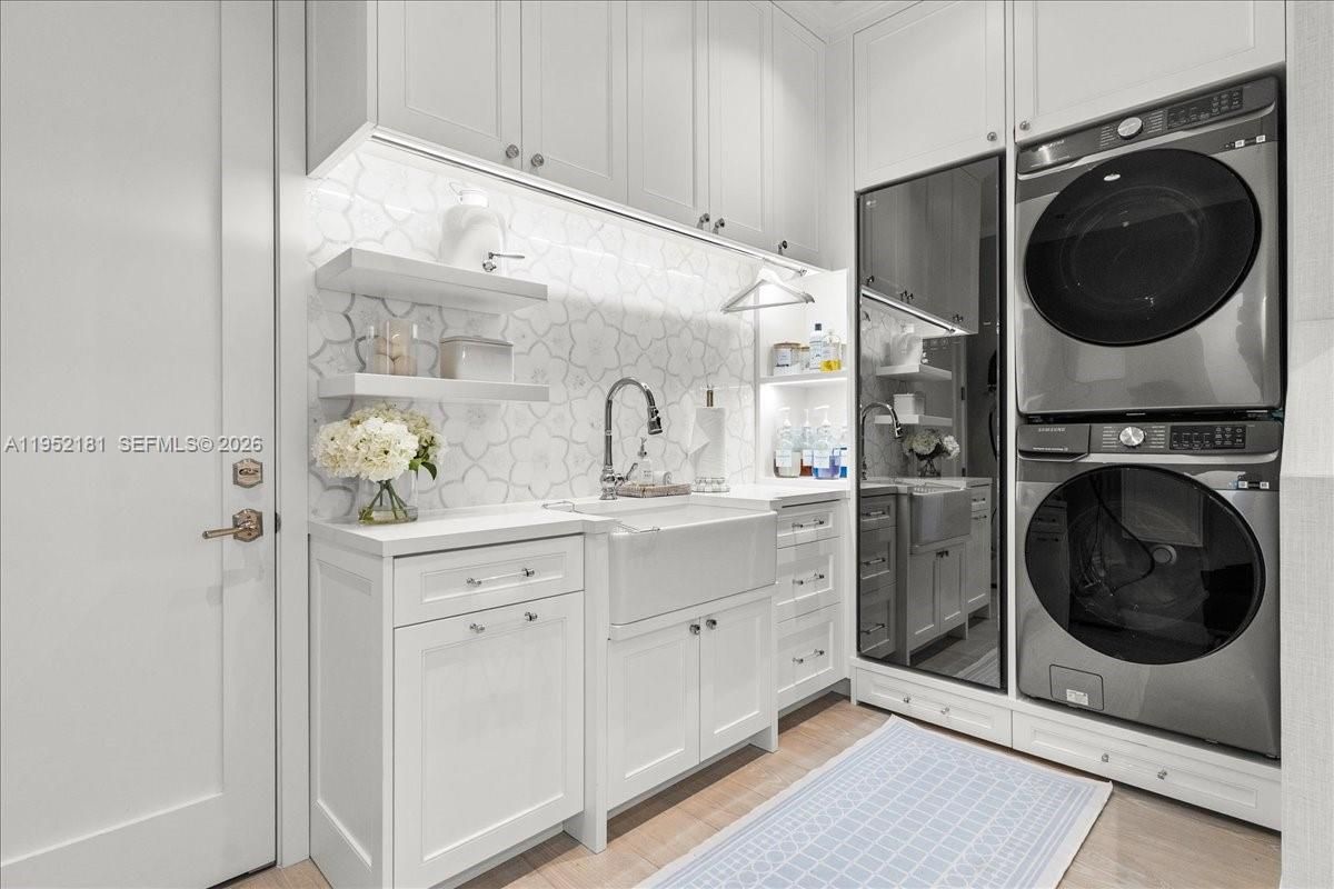 Interior, Kitchen, Washer, Wood Texture Flooring