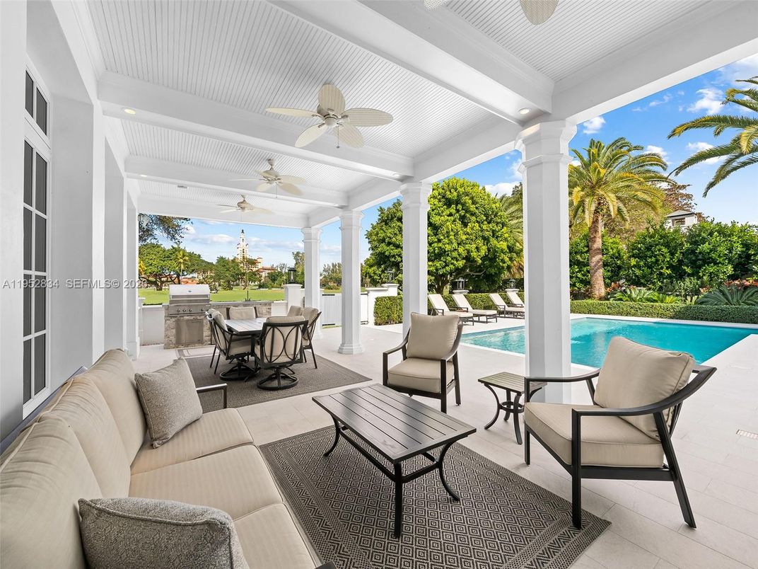 Exterior, Outdoor Kitchen, Pool