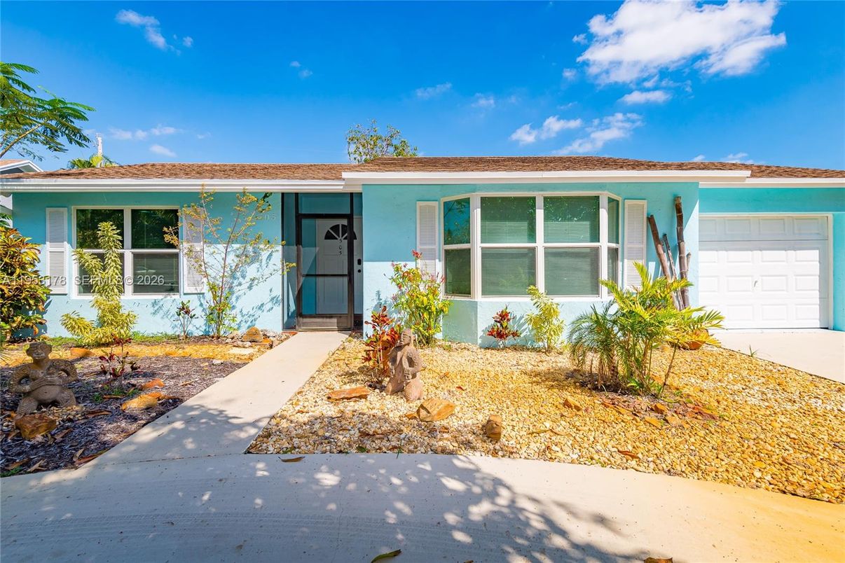 Attached, Exterior, Facade, Ranch