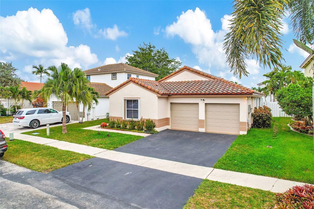 Attached, Exterior, Facade, Mediterranean