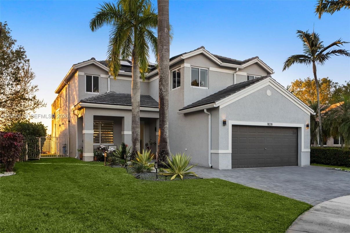 Attached, Exterior, Facade, Mediterranean