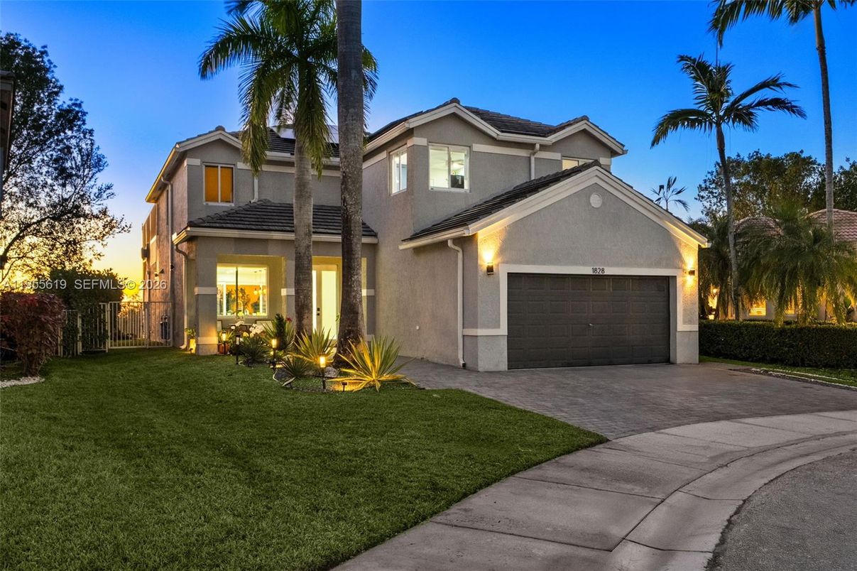 Attached, Exterior, Facade, Mediterranean