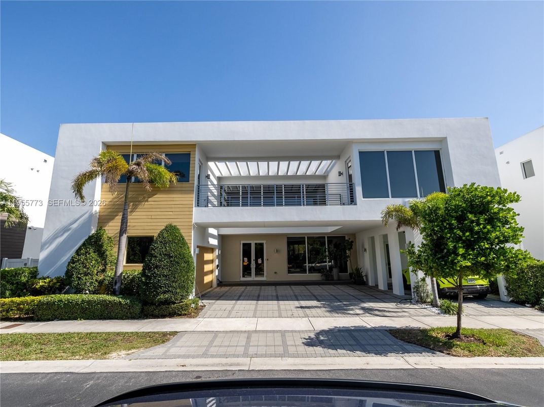 Exterior, Facade, Modern