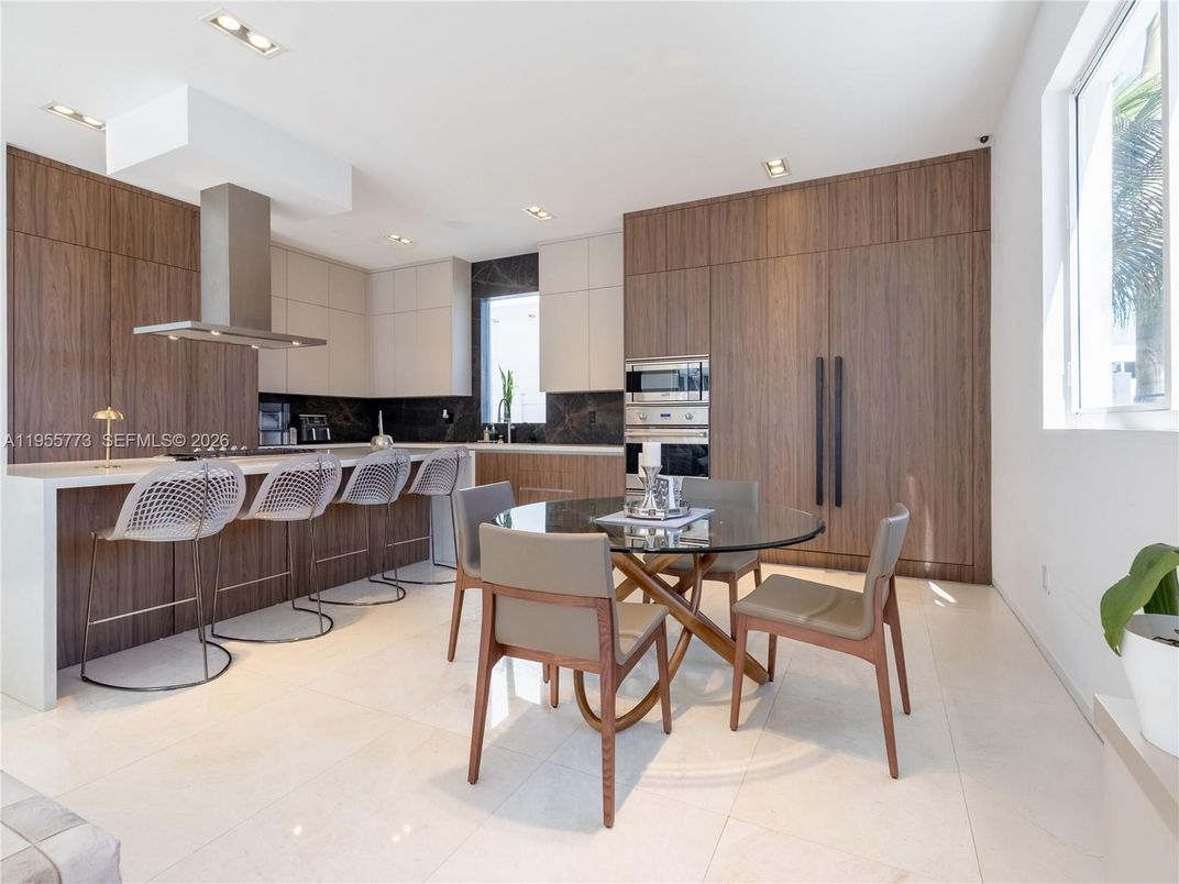 Dining room, Interior, Kitchen, Recessed Lighting, Stainless Steel Appliances