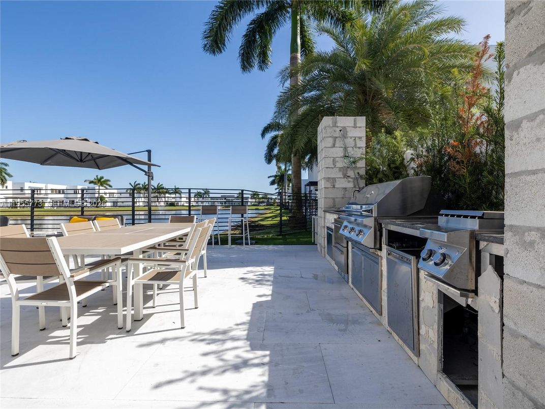 Exterior, Outdoor Kitchen, Water