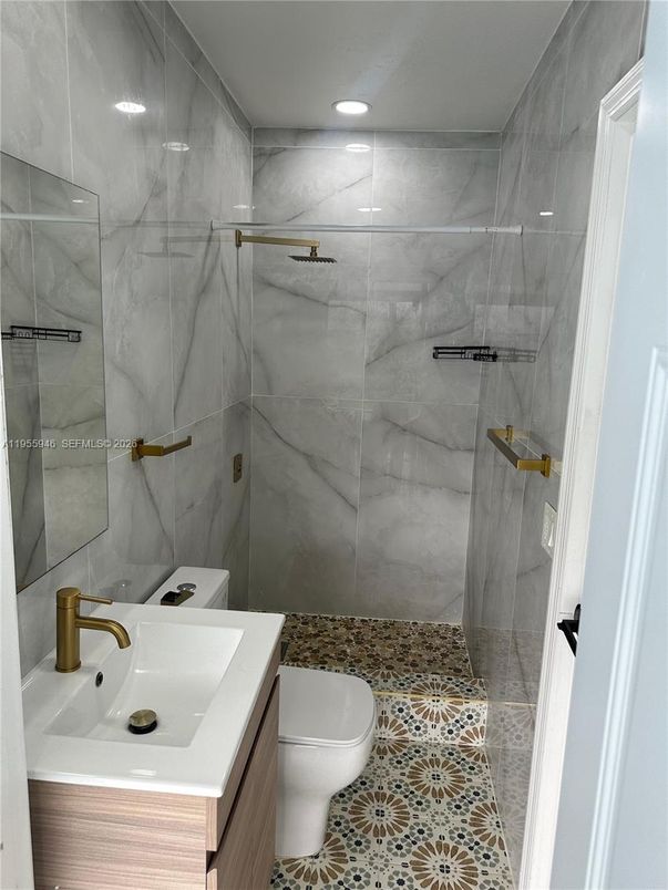 Bathroom, Interior, Marble Walls, Recessed Lighting