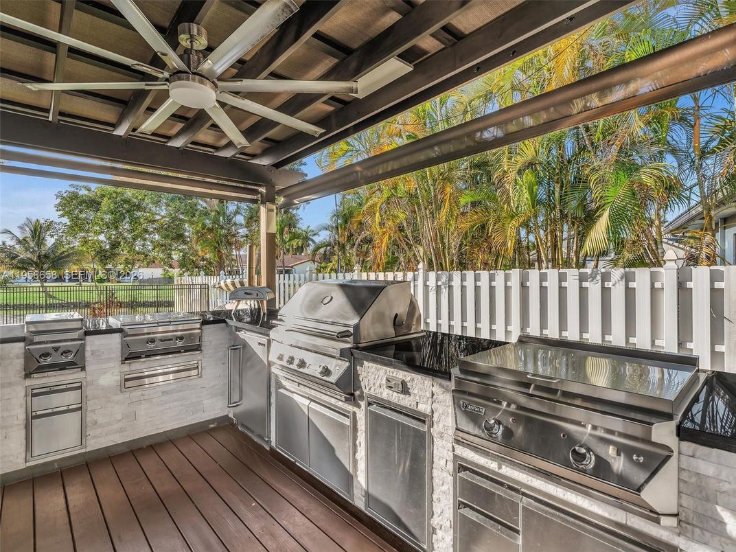 Exterior, Outdoor Kitchen
