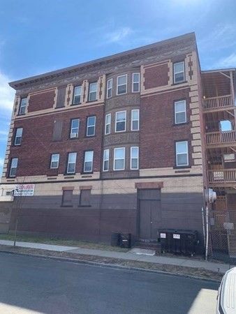 Exterior, Facade, Brick Facade, Chicago School