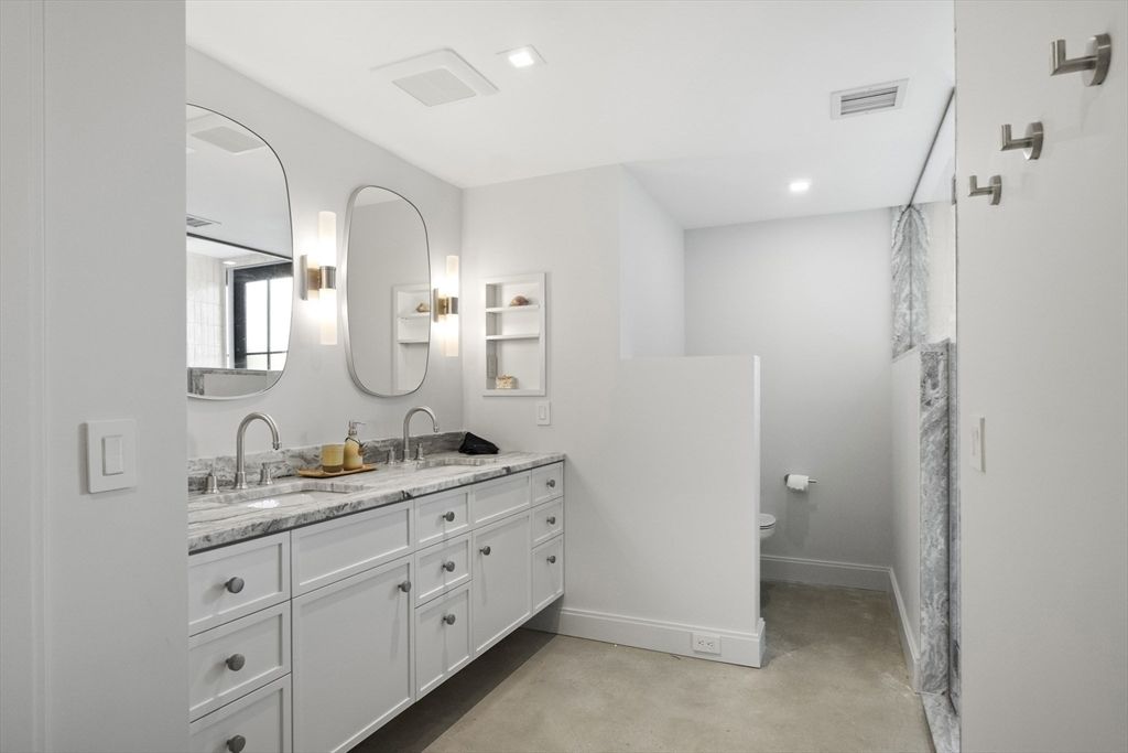 Bathroom, Dual Sink Vanities, Interior, Recessed Lighting
