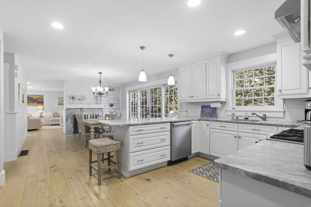 Chandelier, Dining room, Interior, Kitchen, Living room, Pendant Lights, Recessed Lighting, Stainless Steel Appliances, Wood Texture Flooring