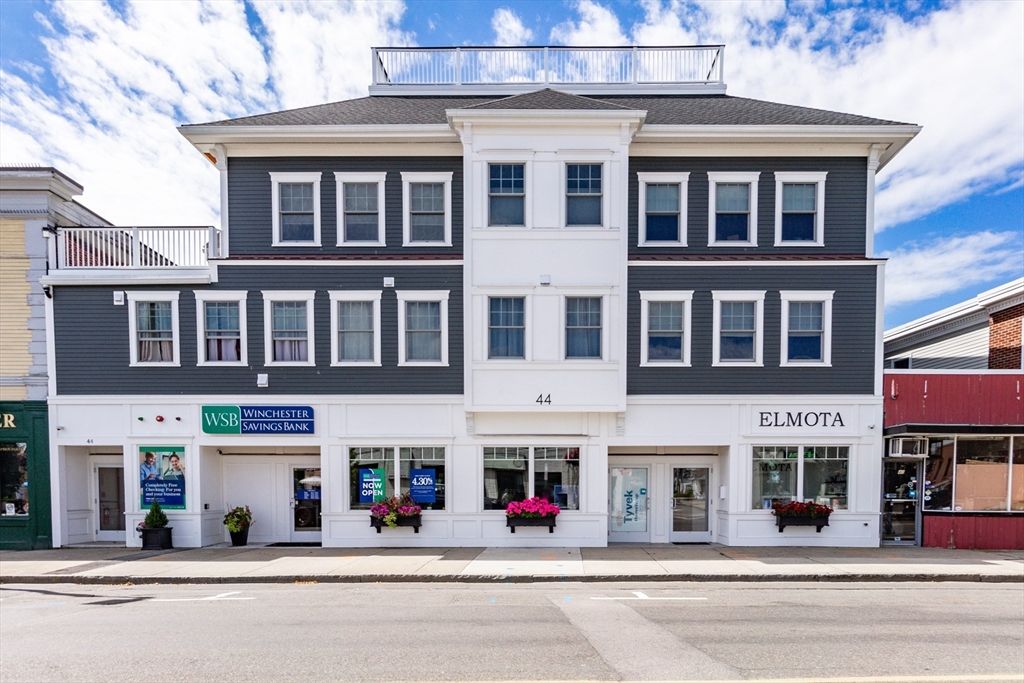 Exterior, Facade, Rowhouse