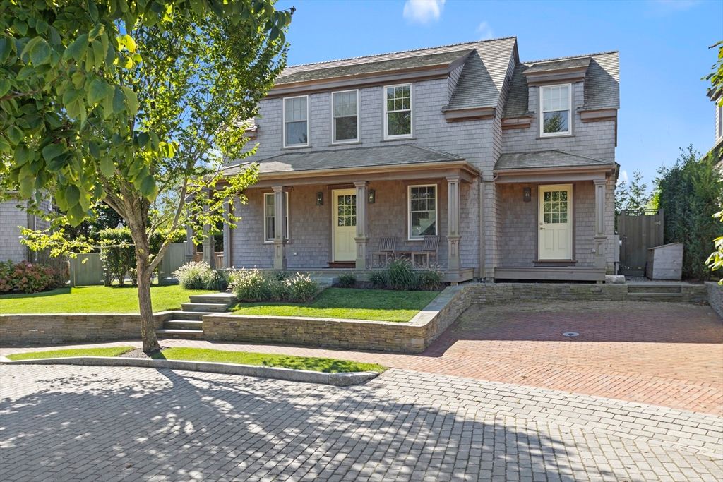Exterior, Facade, Rowhouse