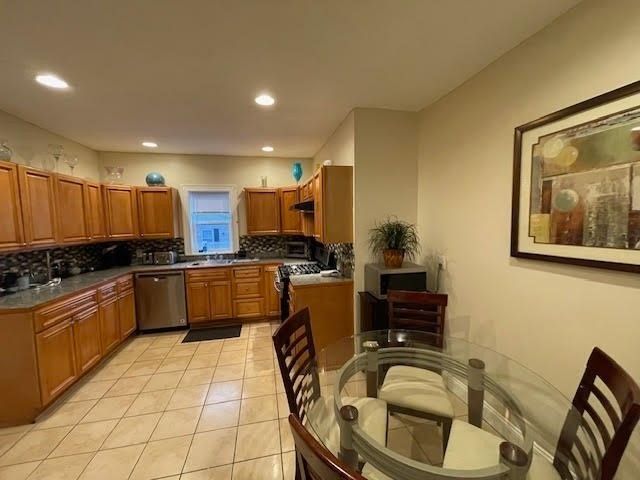 Dining room, Interior, Kitchen, Recessed Lighting, Stainless Steel Appliances