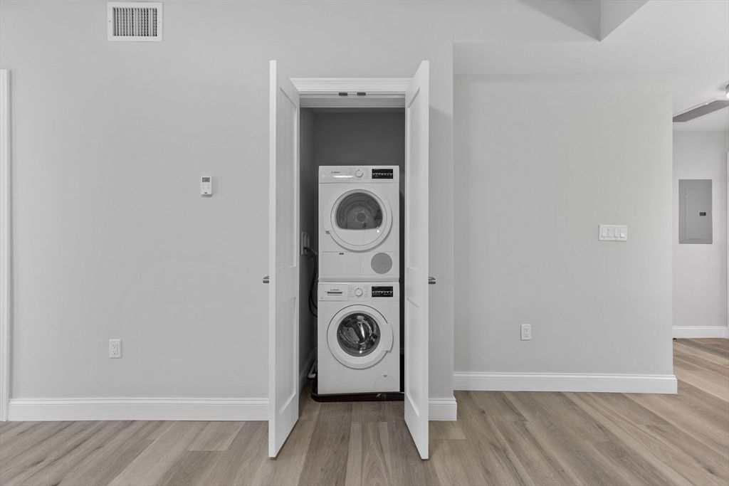 Interior, Utility Closets, Washer, Wood Texture Flooring