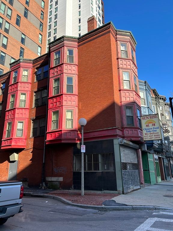 Exterior, Facade, Rowhouse