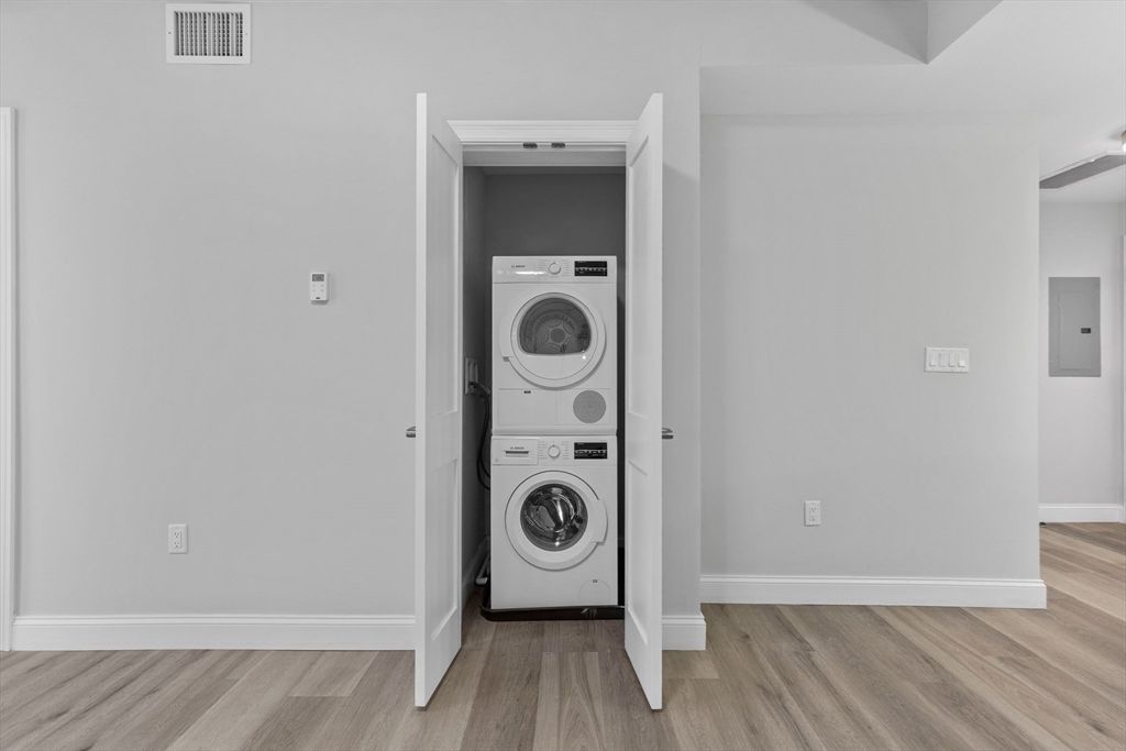 Interior, Utility Closets, Washer, Wood Texture Flooring