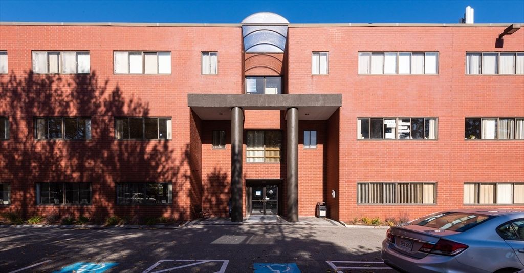 Exterior, Facade, Brick Facade, Rowhouse