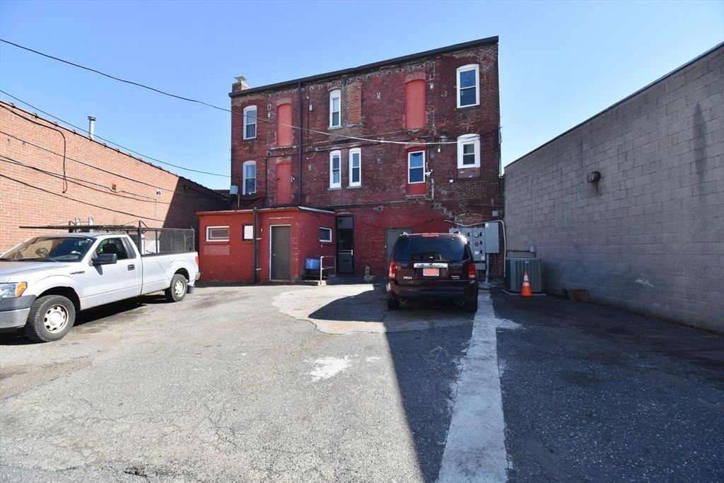 Exterior, Facade, Brick Facade, Rowhouse