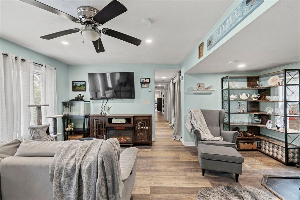 Interior, Living room, Recessed Lighting, Wood Texture Flooring