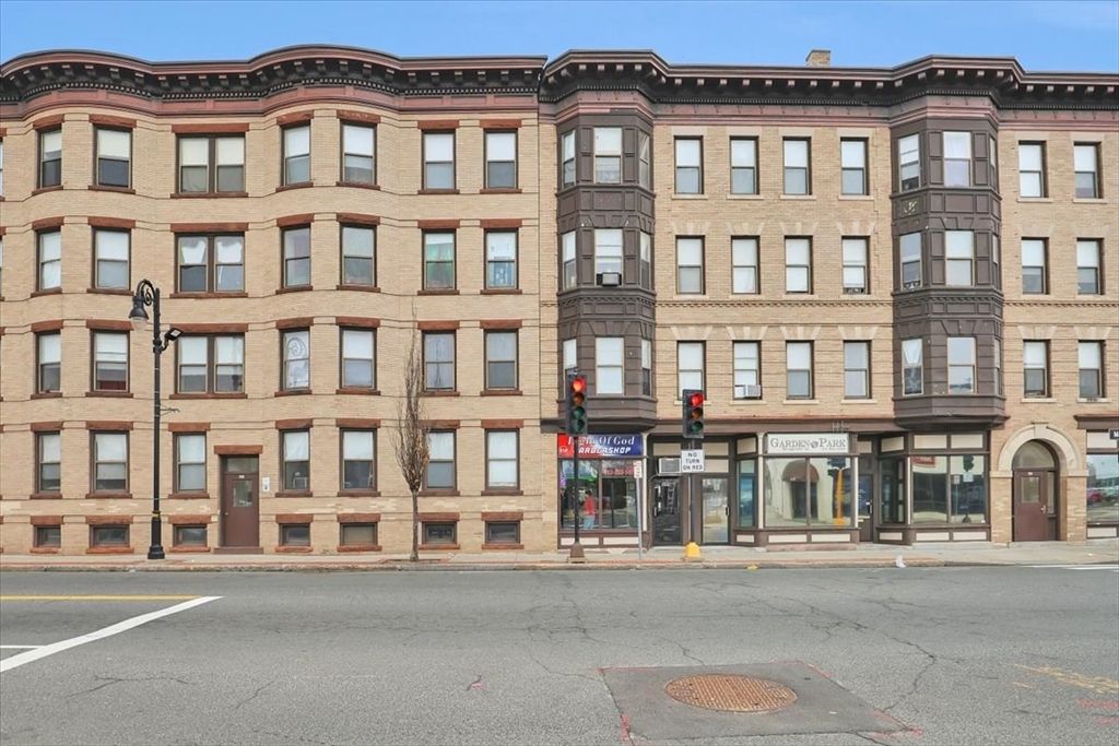 Exterior, Facade, Rowhouse