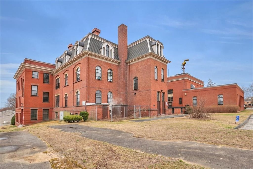 Backyard, Exterior, Facade, Brick Facade, Rowhouse