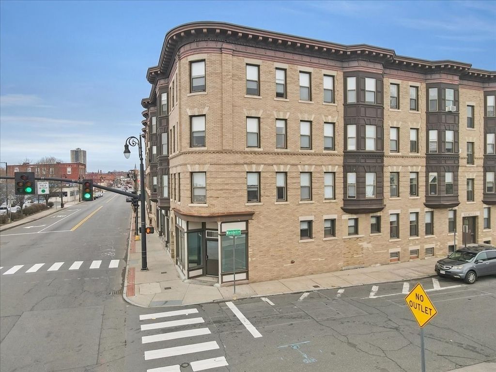 Exterior, Facade, Brick Facade, Chicago School