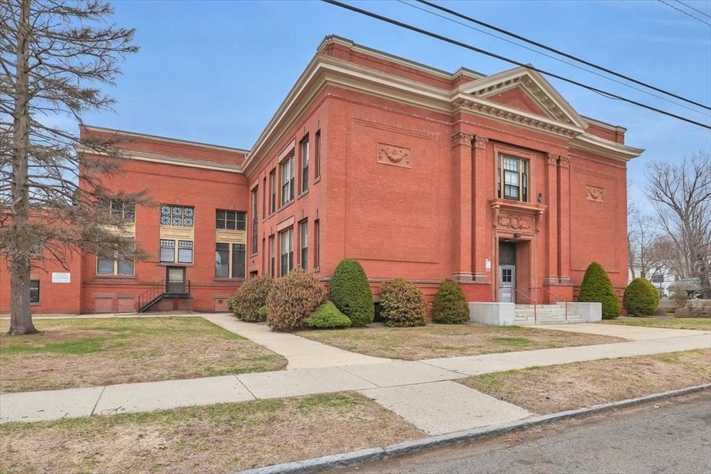 Exterior, Facade, Rowhouse
