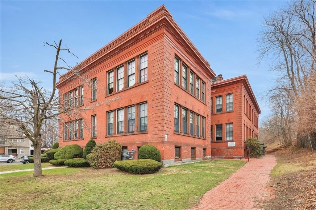 Backyard, Exterior, Facade, Brick Facade, Chicago School
