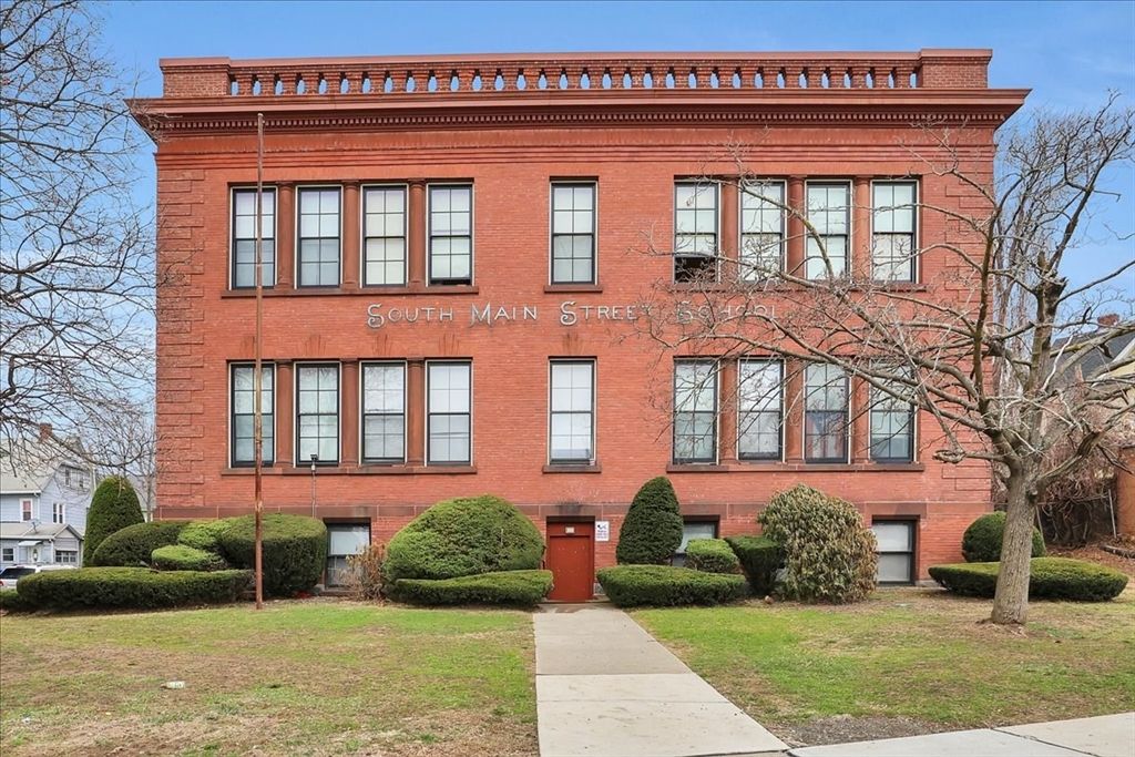 Exterior, Facade, Brick Facade, Georgian