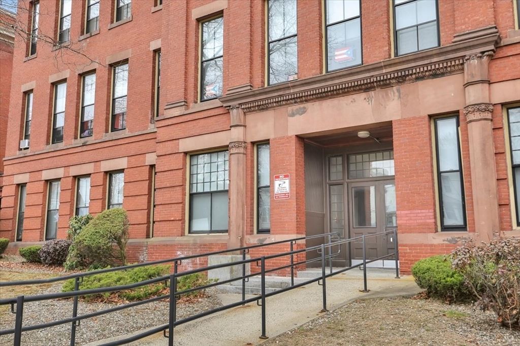 Exterior, Facade, Brick Facade, Rowhouse