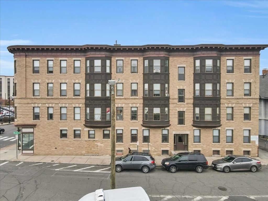 Exterior, Facade, Brick Facade, Chicago School