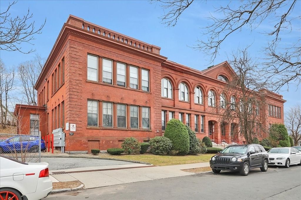 Exterior, Facade, Brick Facade, Chicago School