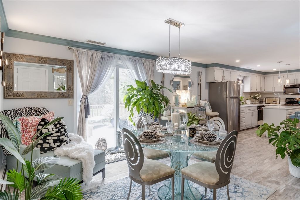 Chandelier, Dining room, Interior, Kitchen, Pendant Lights, Recessed Lighting, Stainless Steel Appliances, Wood Texture Flooring