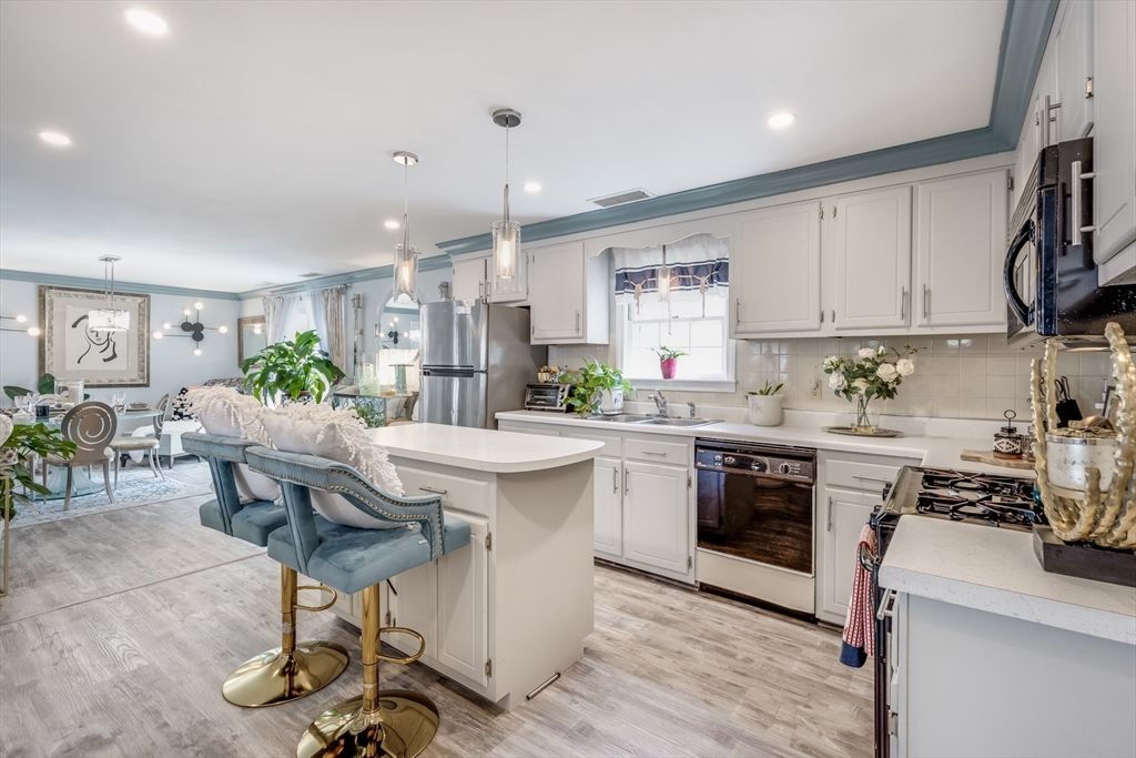 Dining room, Interior, Kitchen, Pendant Lights, Recessed Lighting, Stainless Steel Appliances, Wood Texture Flooring