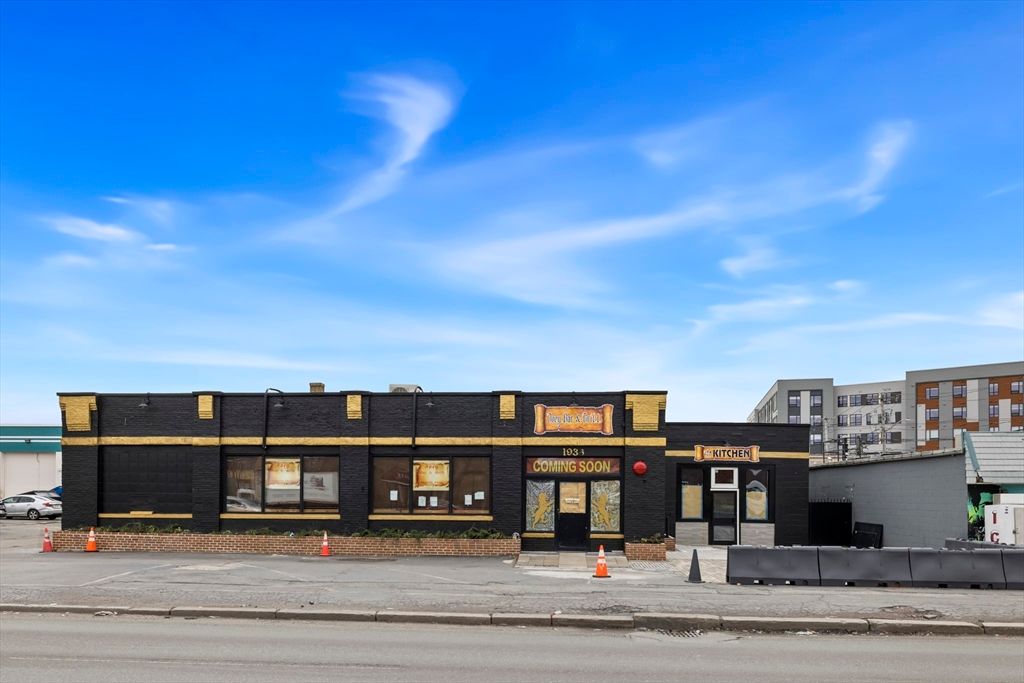 Exterior, Facade, Modern