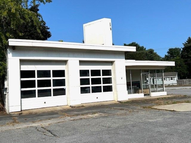 Exterior, Facade, Modern