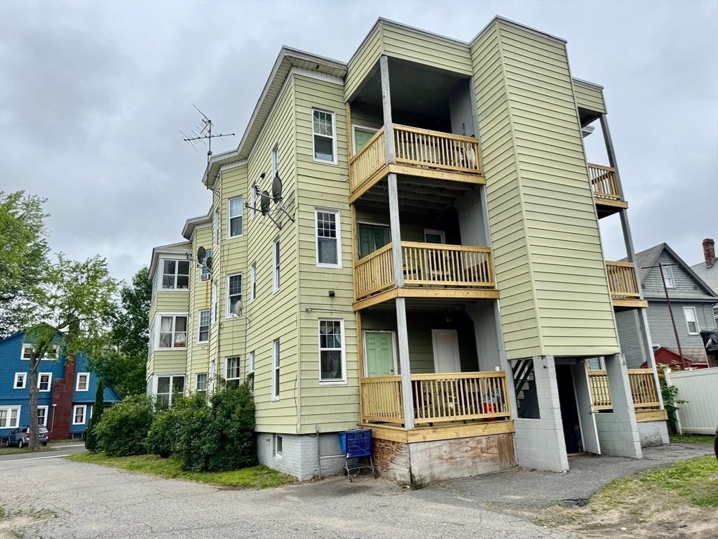 Exterior, Facade, Rowhouse