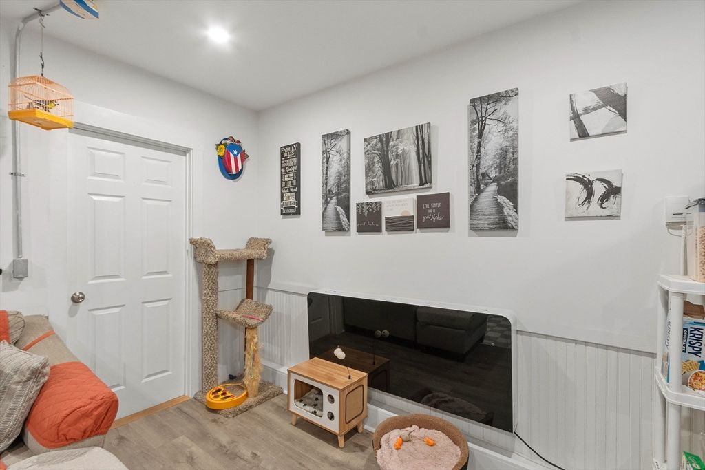 Interior, Recessed Lighting, Wood Texture Flooring