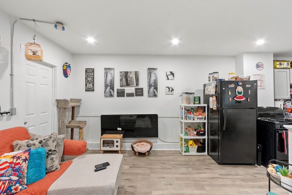 Interior, Recessed Lighting, Wood Texture Flooring