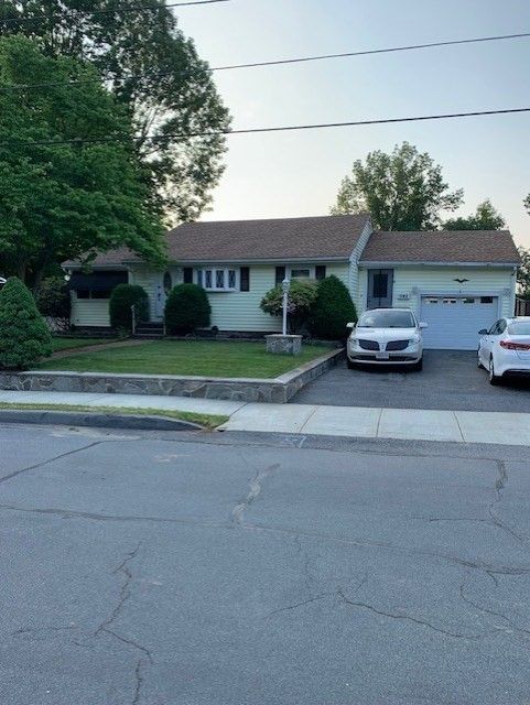 Attached, Exterior, Facade, Cape Cod