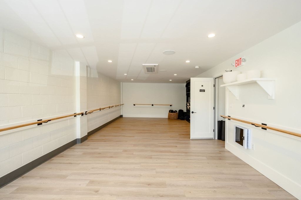 Interior, Recessed Lighting, Wood Texture Flooring