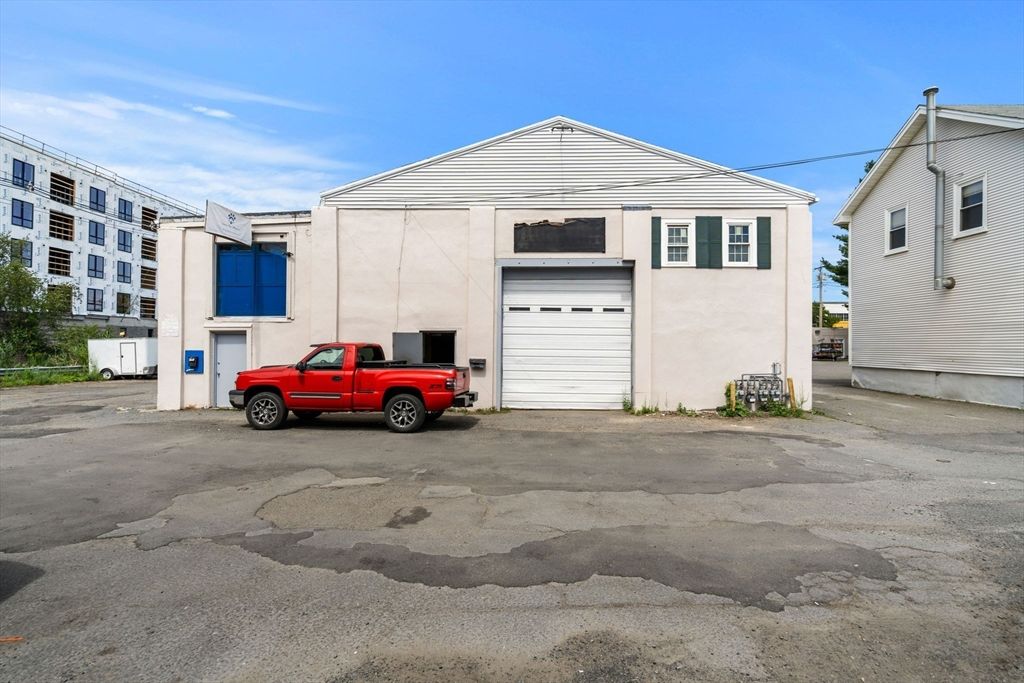 Attached, Exterior, Facade, None