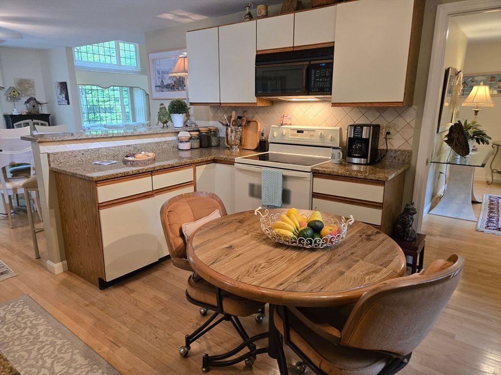 Dining room, Interior, Kitchen, Stainless Steel Appliances, Wood Texture Flooring
