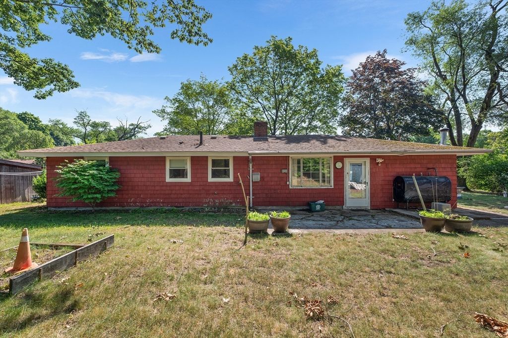 Backyard, Exterior, Facade, Brick Facade, Ranch